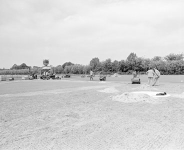 882357 Afbeelding van het leggen van een kunststoflaag op de Atletiekbaan Overvecht (1e Polderweg 7) te Utrecht.N.B. ...